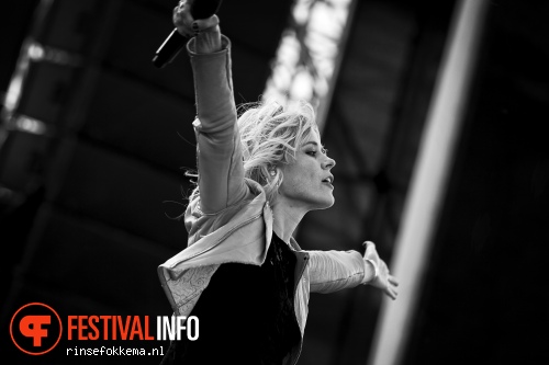 Ilse DeLange op Strandfestival Zand 2014 foto