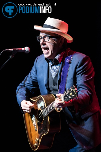 Elvis Costello op Elvis Costello - 22/10 - Carre foto