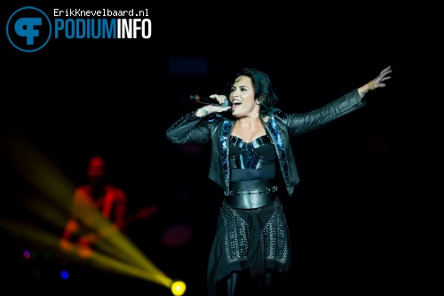 Demi Lovato op Enrique Iglesias - 18/11 - Ziggo Dome foto
