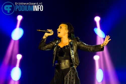 Demi Lovato op Enrique Iglesias - 18/11 - Ziggo Dome foto