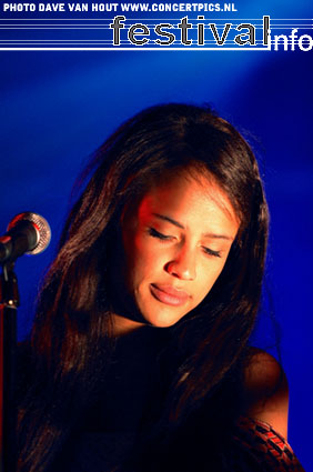 Zita Swoon op Paaspop Schijndel 2007 foto