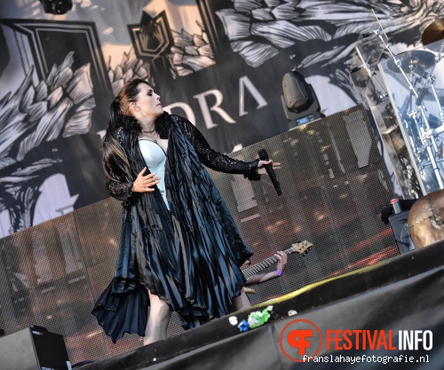 Within Temptation op Graspop Metal Meeting 2015 foto