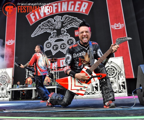 Five Finger Death Punch op Graspop Metal Meeting 2015 foto