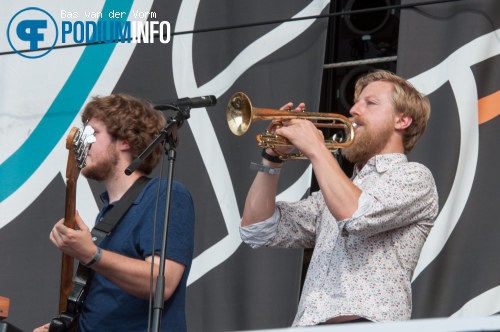 Bear's Den op Mumford and Sons - 04/05 - Goffertpark foto