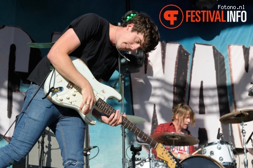 Circa Waves op Welcome To The Village 2015 - vrijdag foto