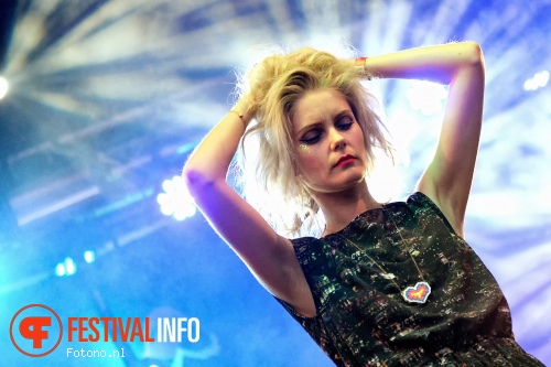 The Asteroids Galaxy Tour op Welcome To The Village 2015 - zaterdag foto