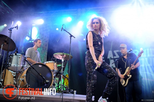 The Asteroids Galaxy Tour op Welcome To The Village 2015 - zaterdag foto
