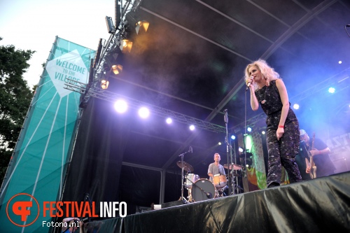 The Asteroids Galaxy Tour op Welcome To The Village 2015 - zaterdag foto