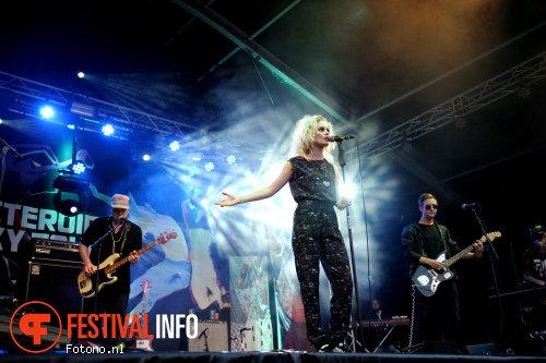 The Asteroids Galaxy Tour op Welcome To The Village 2015 - zaterdag foto