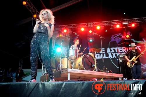 The Asteroids Galaxy Tour op Welcome To The Village 2015 - zaterdag foto