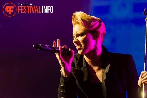 La Roux op Lowlands 2015 - vrijdag foto