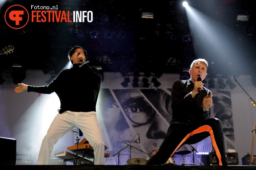 FFS (Franz Ferdinand & Sparks) op Lowlands 2015 - zaterdag foto