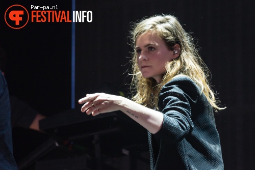 Christine And The Queens op Lowlands 2015 - zaterdag foto