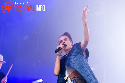 MØ op Lowlands 2015 - zaterdag foto