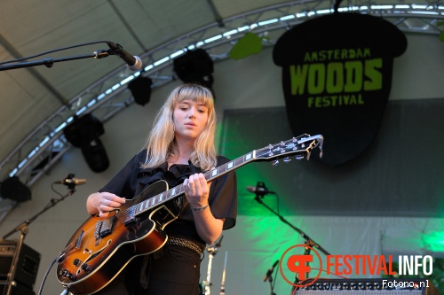 Hannah Lou Clark op Amsterdam Woods Festival 2015 - zaterdag foto