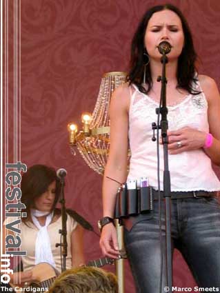 The Cardigans op Pinkpop 2003 foto