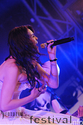 Within Temptation op Dauwpop 2007 foto