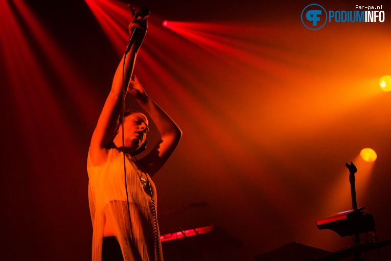 CUT_ op Christine and the Queens - 05/10 - Melkweg foto