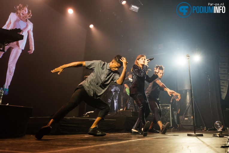 Christine And The Queens op Christine and the Queens - 05/10 - Melkweg foto
