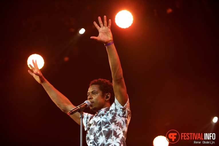 Typhoon op Paaspop 2016 - Zondag foto