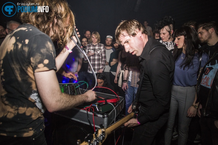 A Place To Bury Strangers op A Place to Bury Strangers - 06/04 - Effenaar foto