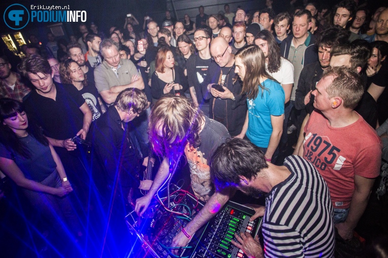 A Place To Bury Strangers op A Place to Bury Strangers - 06/04 - Effenaar foto