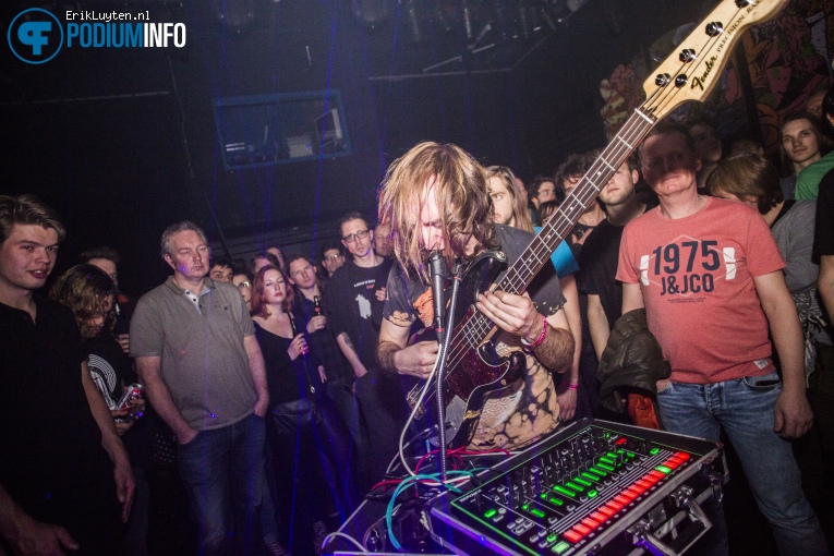A Place To Bury Strangers op A Place to Bury Strangers - 06/04 - Effenaar foto