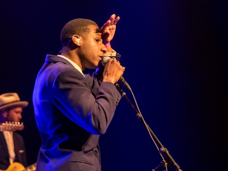 Leon Bridges op Motel Mozaique 2016 foto