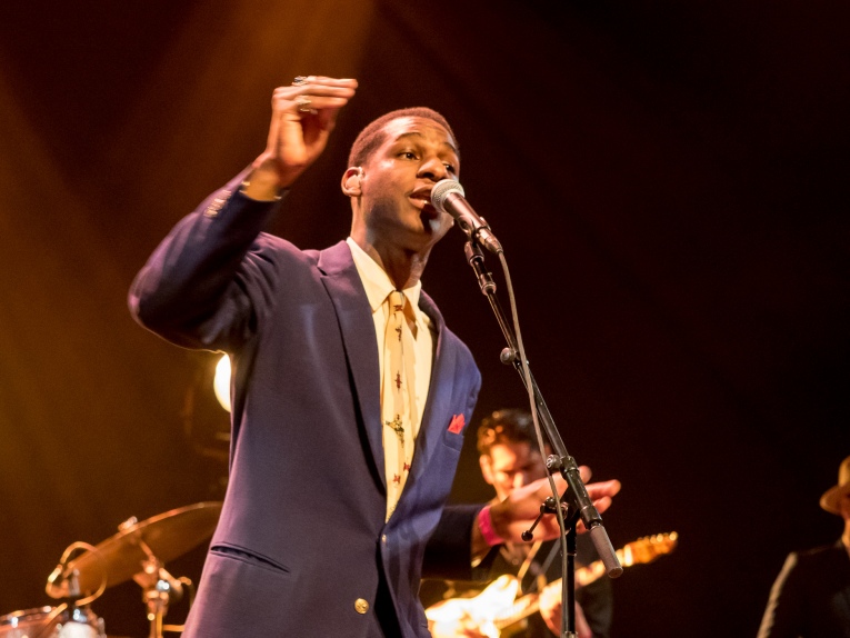 Leon Bridges op Motel Mozaique 2016 foto