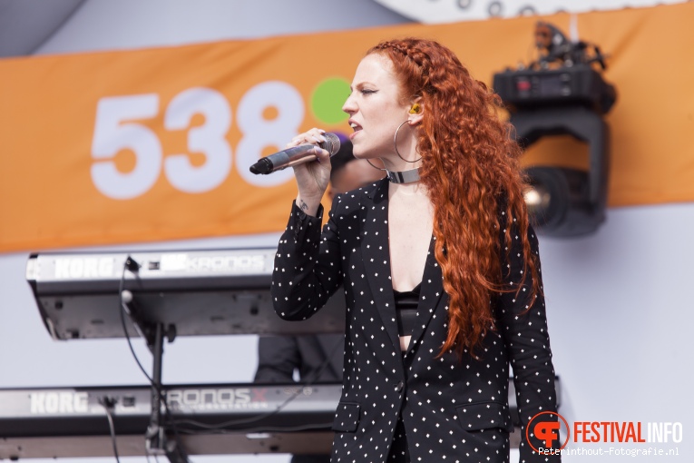 Jess Glynne op 538 Koningsdag 2016 foto