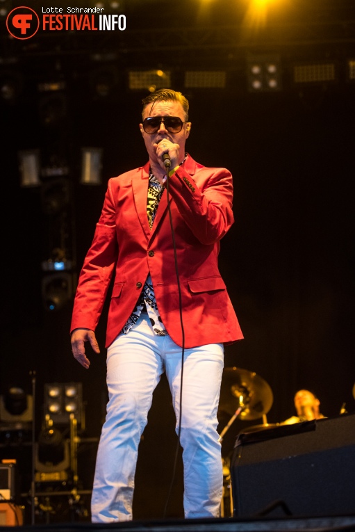 Me first and the Gimme Gimmes op Groezrock 2016 - Zaterdag foto