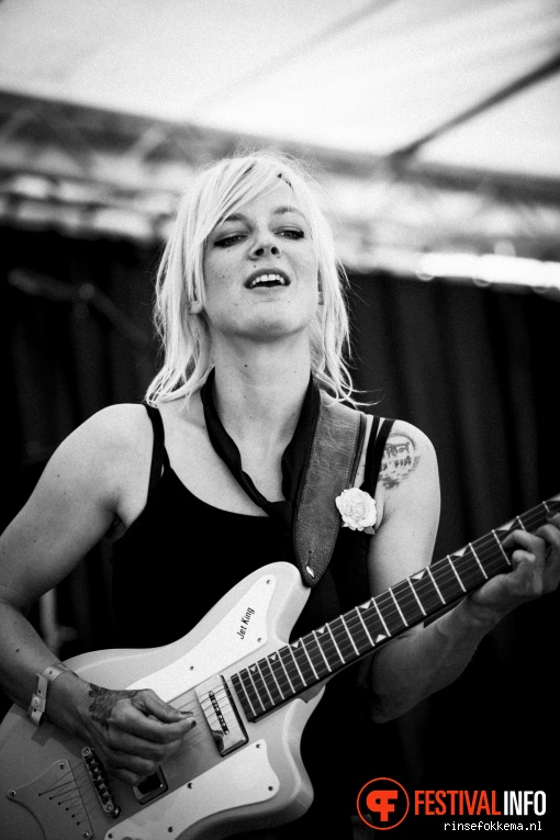 Bootleg Betty op Bevrijdingsfestival Overijssel 2016 foto