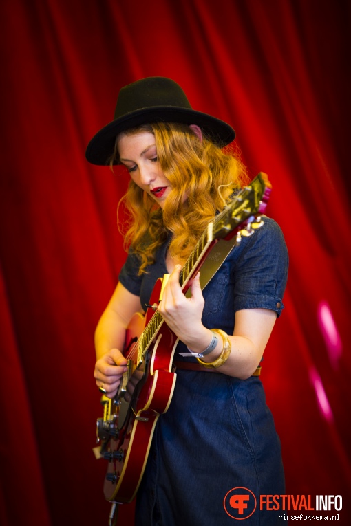 Bootleg Betty op Bevrijdingsfestival Overijssel 2016 foto