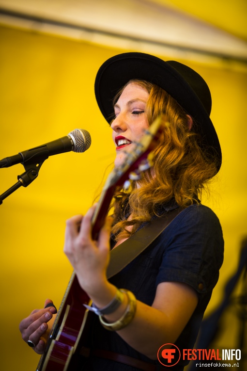 Bootleg Betty op Bevrijdingsfestival Overijssel 2016 foto