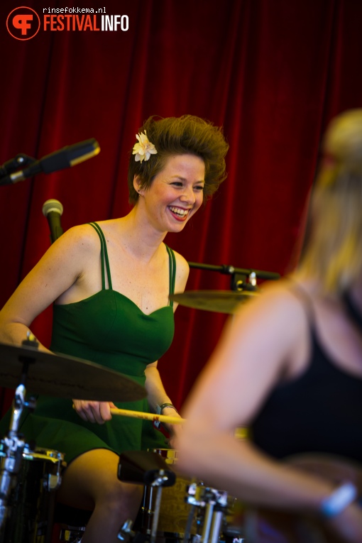 Bootleg Betty op Bevrijdingsfestival Overijssel 2016 foto