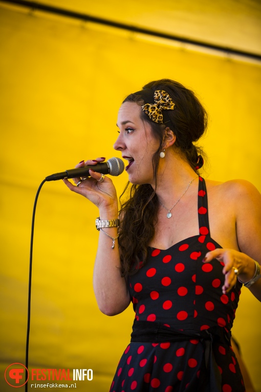 Bootleg Betty op Bevrijdingsfestival Overijssel 2016 foto