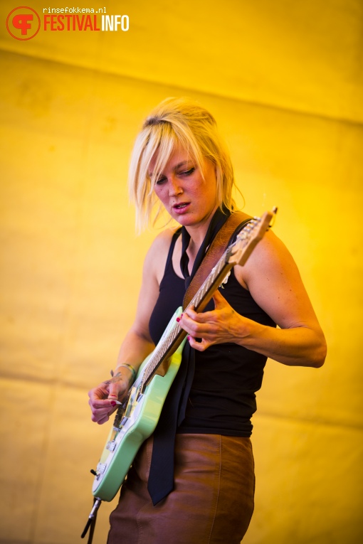 Bootleg Betty op Bevrijdingsfestival Overijssel 2016 foto