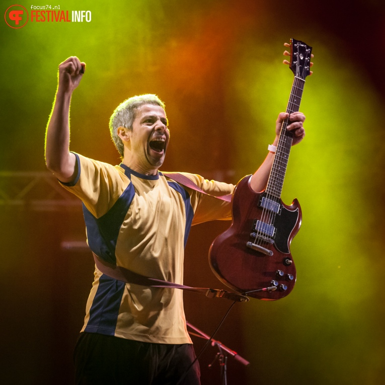 Manu Chao op Bevrijdingsfestival Overijssel 2016 foto