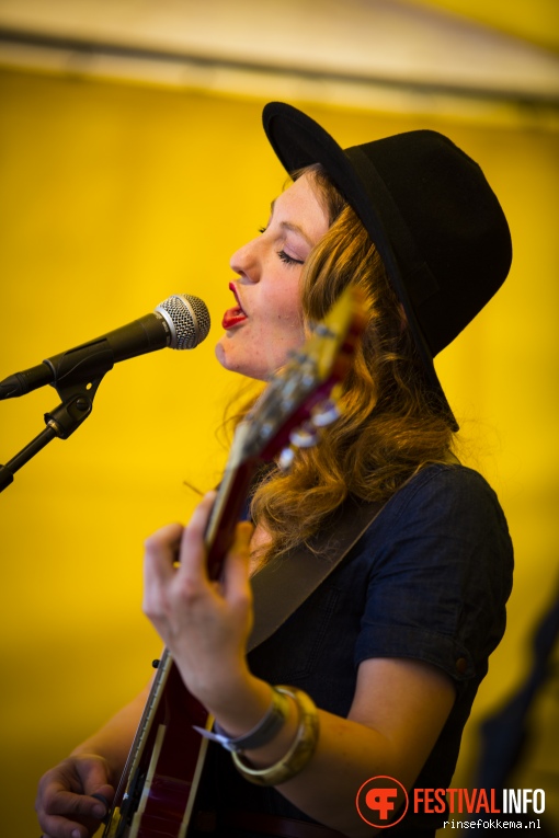 Bootleg Betty op Bevrijdingsfestival Overijssel 2016 foto