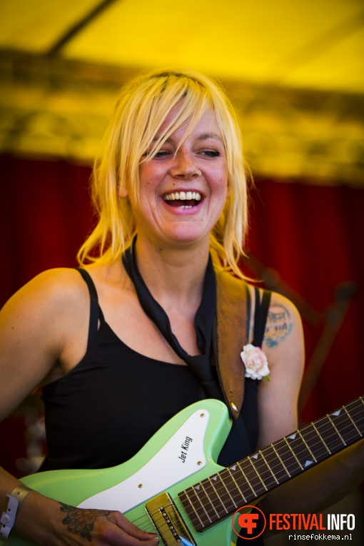 Bootleg Betty op Bevrijdingsfestival Overijssel 2016 foto