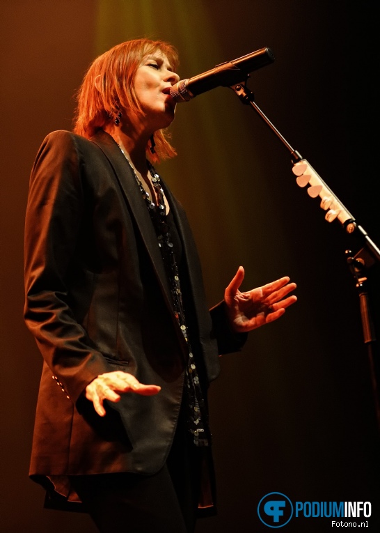 Suzanne Vega op Susana Vega - 02/06 - TivoliVredenburg foto