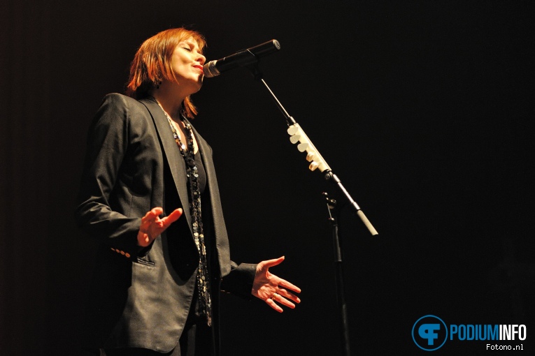 Suzanne Vega op Susana Vega - 02/06 - TivoliVredenburg foto