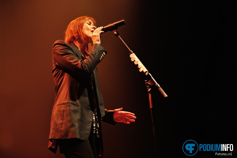 Suzanne Vega op Susana Vega - 02/06 - TivoliVredenburg foto