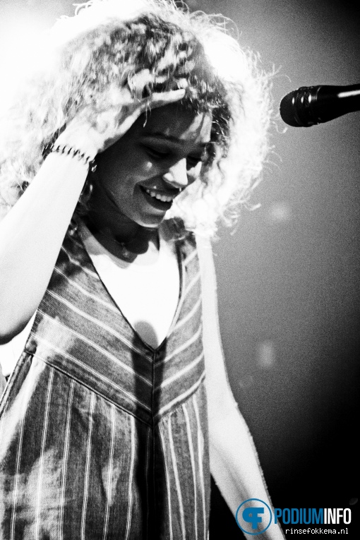 Izzy Bizu op Izzy Bizu - 14/06 - Bitterzoet foto