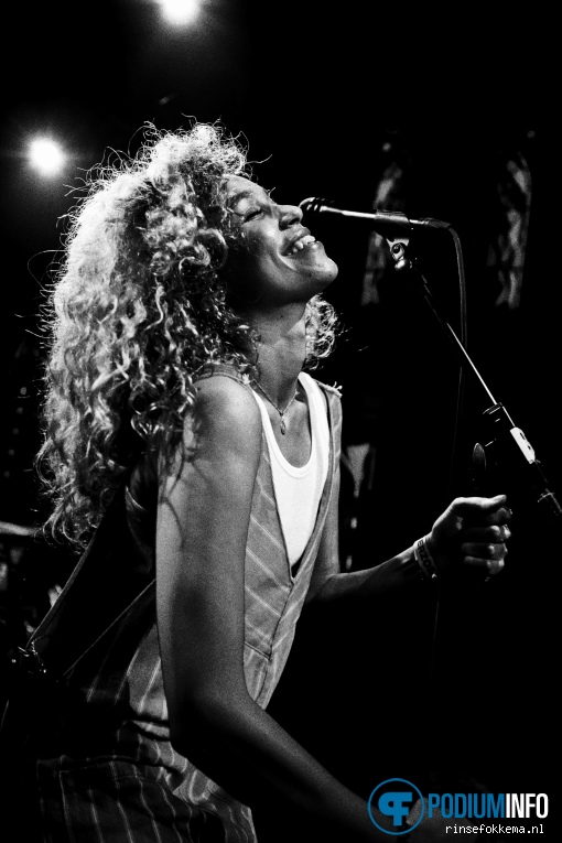 Izzy Bizu op Izzy Bizu - 14/06 - Bitterzoet foto