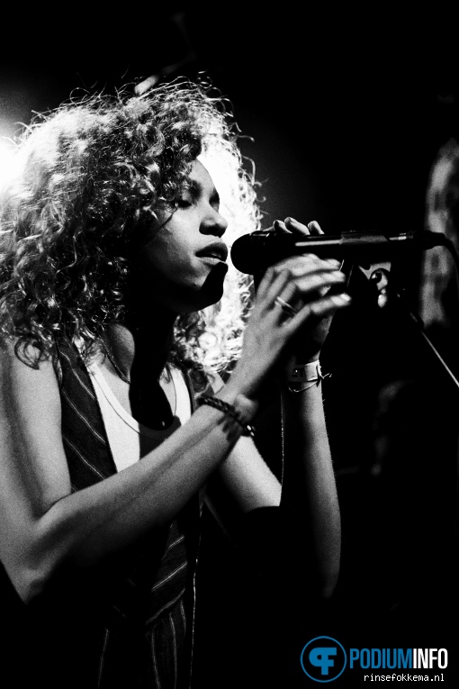 Izzy Bizu op Izzy Bizu - 14/06 - Bitterzoet foto