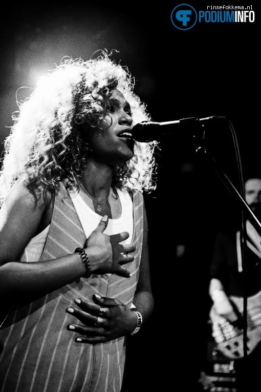 Izzy Bizu op Izzy Bizu - 14/06 - Bitterzoet foto