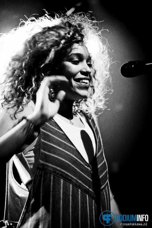 Izzy Bizu op Izzy Bizu - 14/06 - Bitterzoet foto