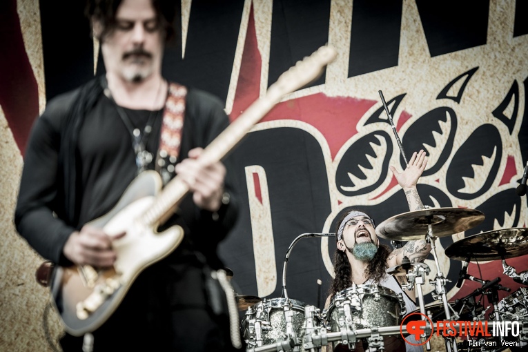 The Winery Dogs op Graspop Metal Meeting 2016, dag 1 foto