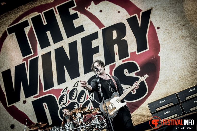 The Winery Dogs op Graspop Metal Meeting 2016, dag 1 foto